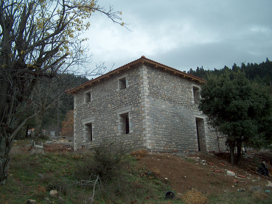 ΠΕΤΡΙΝΗ ΟΙΚΙΑ ΣΤΗΝ ΗΠΕΙΡΟ